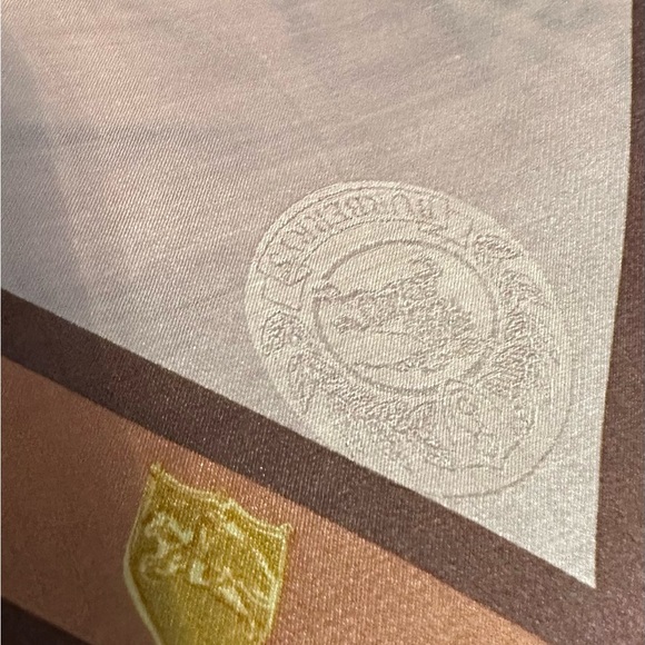 Burberry silk scarf very rare with hidden pattern comes with a free designer gif - Picture 8 of 8